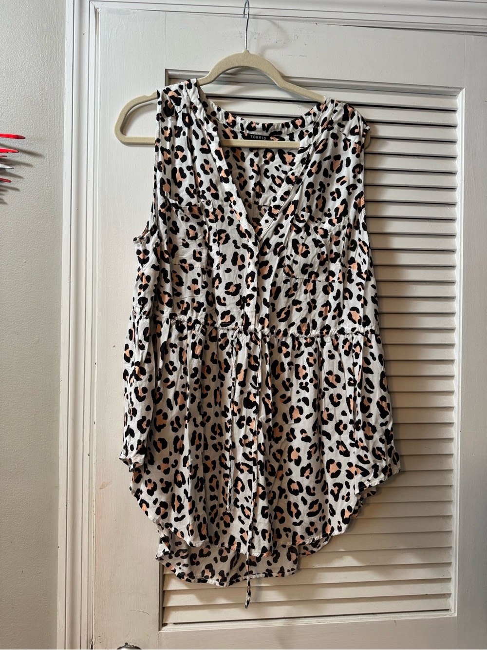 torrid Leopard Print Sleeveless V-Neck Blouse - White/Tan/Black